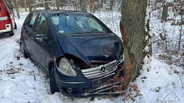 Kierujący Mercedesem stracił panowanie na śliskiej nawierzchni i uderzył w drzewo.