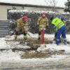 Zderzenie czterech samochodów na ul. Domańskiego w Opolu. Jedno auto uderzyło w hydrant, z którego na ulicę wylała się woda. (Wideo)