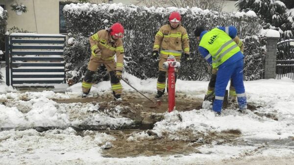 Zderzenie czterech samochodów na ul. Domańskiego w Opolu. Jedno auto uderzyło w hydrant, z którego na ulicę wylała się woda. (Wideo)