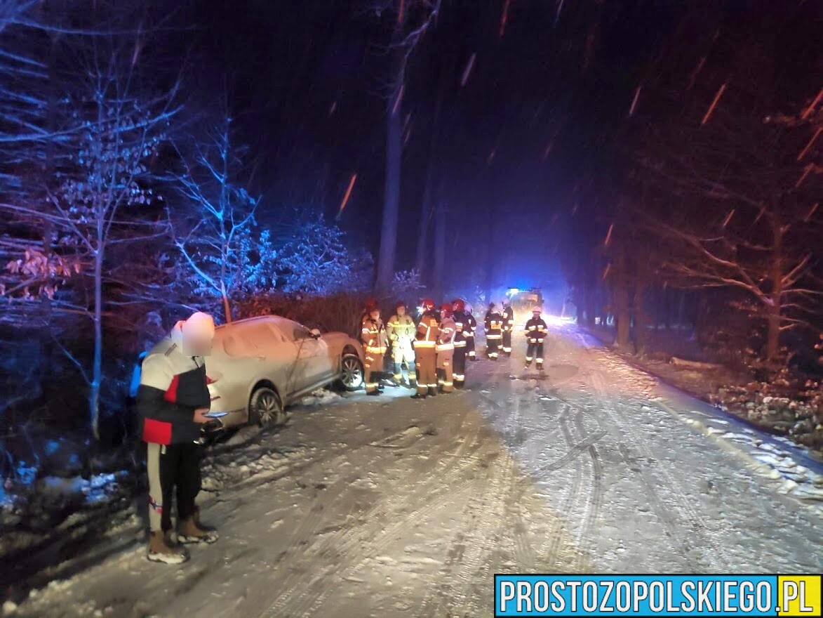 Trudne warunki drogowe dla kierowców. Jaśkowice kierunek A4 dwa samochody wpadły do rowu.(Zdjęcia)