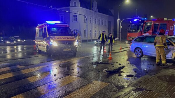 Zderzenie 4 samochodów na skrzyżowaniu w Opolu. Trzy osoby zabrane do szpitala w tym dziecko.