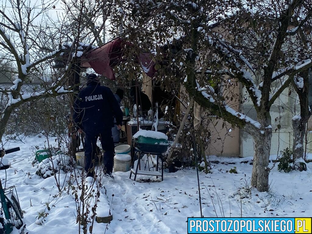 Policjanci sprawdzają miejsca przebywania osób bezdomnych.