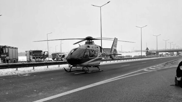 Autostrada A4.Dachowanie auta. Na miejscu lądował LPR. Trzy osoby zostały poszkodowane.(Zdjęcia)