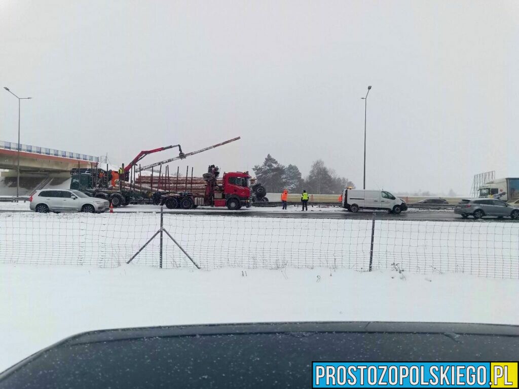 Zderzenie dwóch samochodów ciężarowych na autostradzie A4. Jedna z nich przewoziła drewno, które wypadło na drogę.