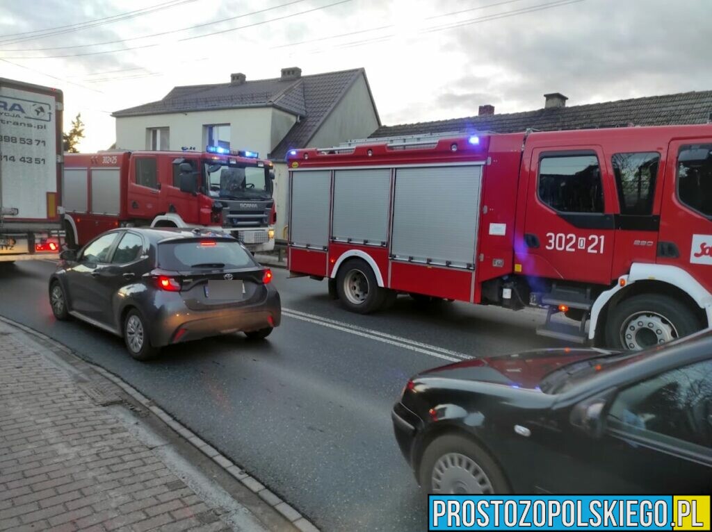 Kierujący busem wjechał w ogrodzenie i słup energetyczny w Dobrzeniu Wielkim.