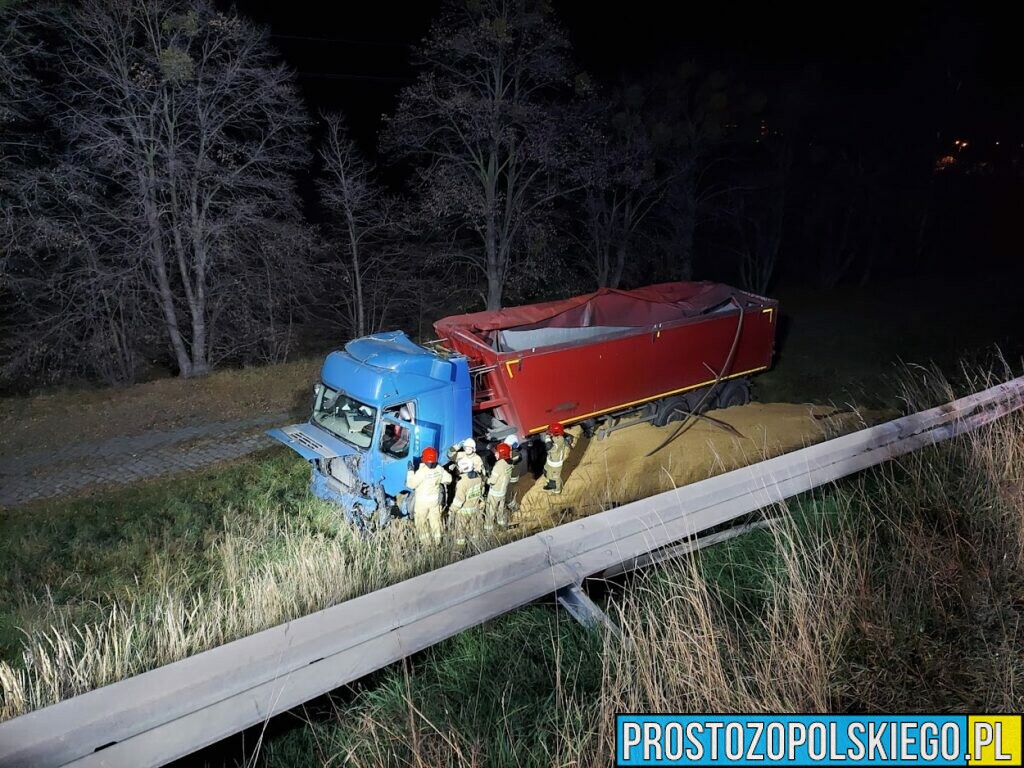 Ciężarówka spadła z wiaduktu i dachowała w Dąbrowie na DK46.(Zdjęcia&Wideo)