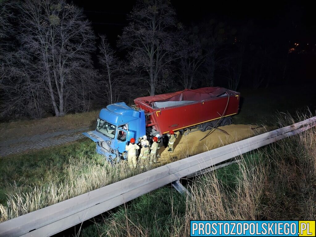 Ciężarówka spadła z wiaduktu i dachowała w Dąbrowie na DK46.(Zdjęcia&Wideo)