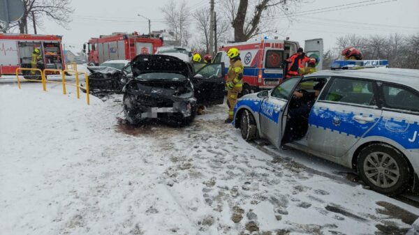 Zderzenie czołowe toyoty z hyundaiem na DW39 w Michałowicach.