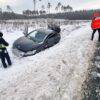 Auto poinformało służby o wypadku przez system eCall. Mężczyzna miał 1,5 promila i próbował uciekać z miejsca.