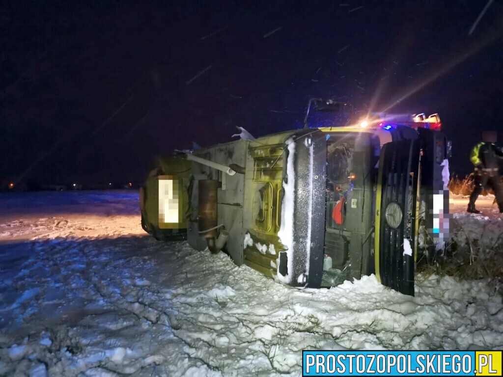 Ciężarówka wpadła do rowu na trasie Rozmierka - Rozmierz w powiecie strzeleckim.