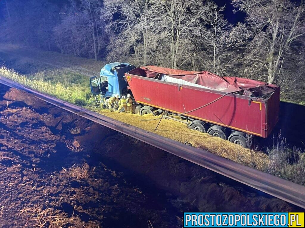 Ciężarówka spadła z wiaduktu i dachowała w Dąbrowie na DK46.