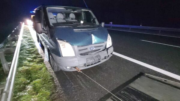 Wypadek na autostradzie A4.Bus Służby Celno-Skarbowej uderzył w lawetę.(Zdjęcia)