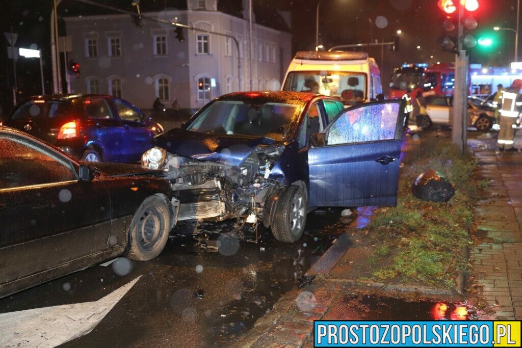 Zderzenie 4 samochodów na skrzyżowaniu w Opolu. Trzy osoby zabrane do szpitala w tym dziecko.