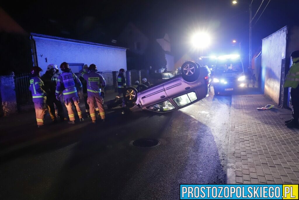 Dachowanie auta obok remizy strażackiej OSP Opole-Szczepanowice.