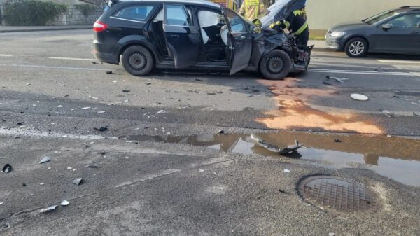 Zderzenie ciężarowego Mercedesa z Fordem na ul. Prószkowskiej w Opolu