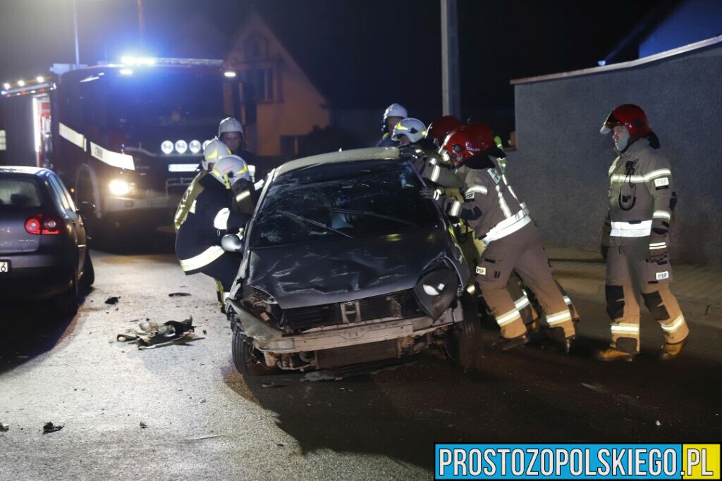 Dachowanie auta obok remizy strażackiej OSP Opole-Szczepanowice.