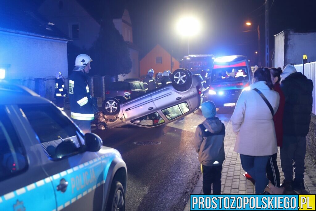 Dachowanie auta obok remizy strażackiej OSP Opole-Szczepanowice.