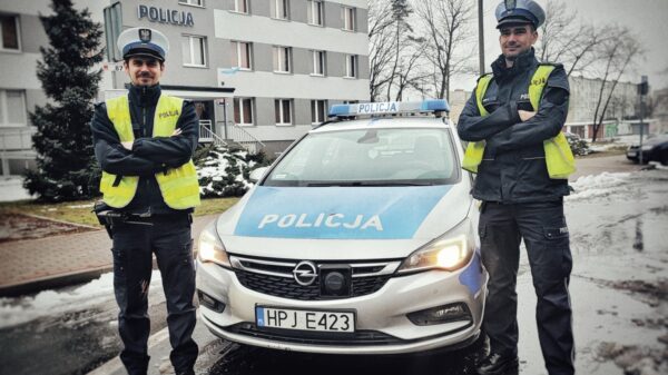 Policjanci z drogówki eskortowali do szpitala rodziców z nieprzytomną 3-latką.