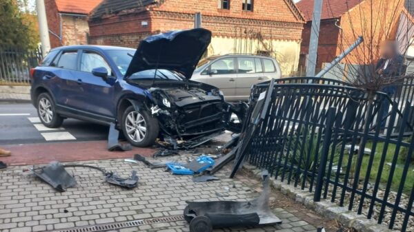 Wypadek Większyce. Audi po zderzeniu z ciężarówką wjechało w ogrodzenie.