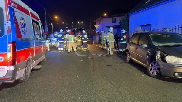 Dachowanie auta niedaleko remizy strażackiej OSP Opole-Szczepanowice.(Wideo)