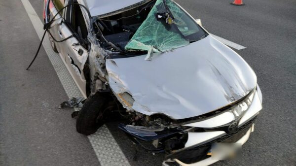 Dachowanie osobówki po zderzeniu z ciężarówką na autostradzie A4