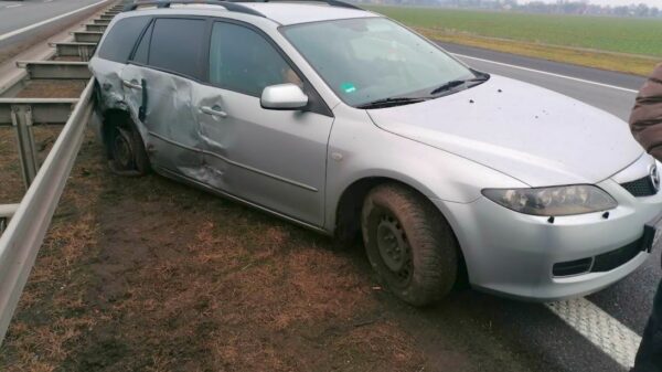 Obywatel Ukrainy doprowadził do zderzenia z ciężarówką na autostradzie A4.(Zdjęcia)