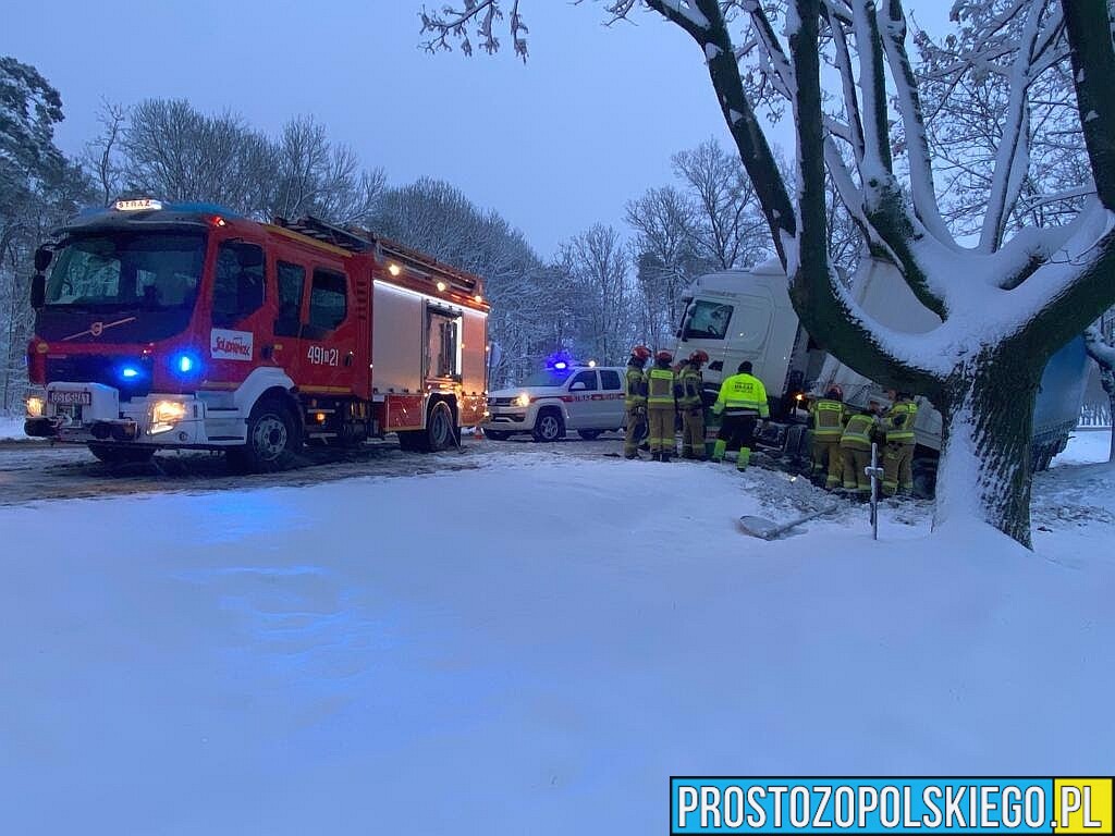 Ciężarówka wpadła do rowu na DK 94, między Opolem, a Strzelcami Opolskimi. (Wideo)