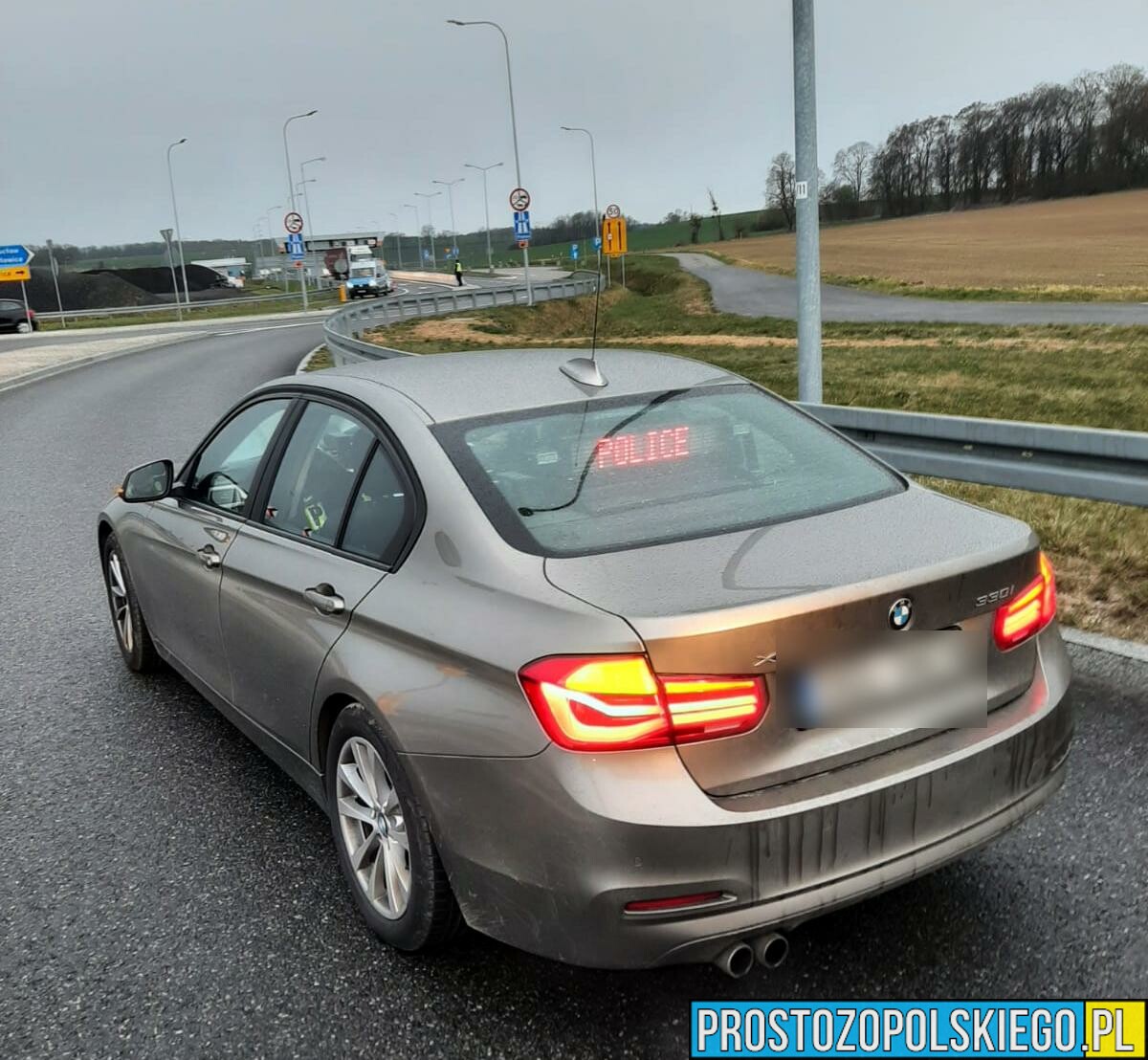 Kierowca Audi TT minął policjantów, dodał gazu i stracił prawo jazdy.