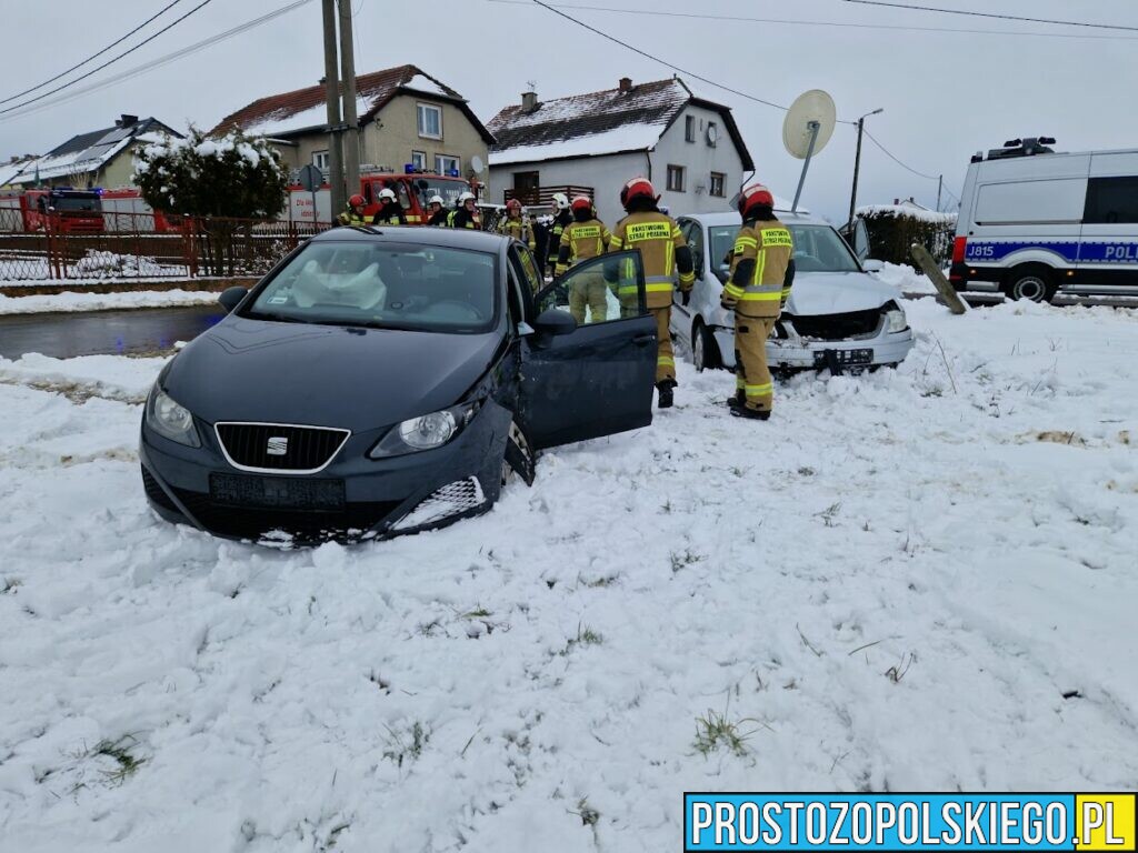 Zderzenie dwóch samochodów w Rozmierzy. Kobieta w ciąży została zabrana do szpitala.