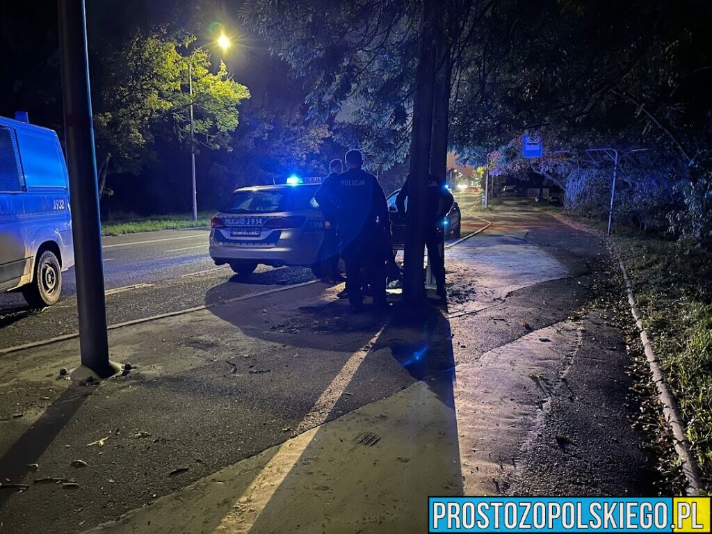 Policyjny pościg za 31-latekiem w Audi, który wjechał w radiowóz. Dwóch policjantów zostało zabranych do szpitala.
