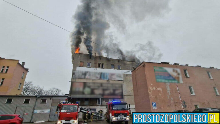 Pożar na terenie hali targowej w Brzegu.