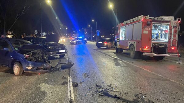 Zderzenie trzech samochodów w Nysie. Jedna osoba poszkodowana zabrana do szpitala.