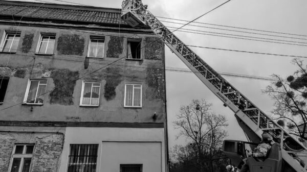 Pożar w Skorogoszczy. W mieszkaniu ujawniono zwęglone zwłoki mężczyzny. (Wideo+Foto)