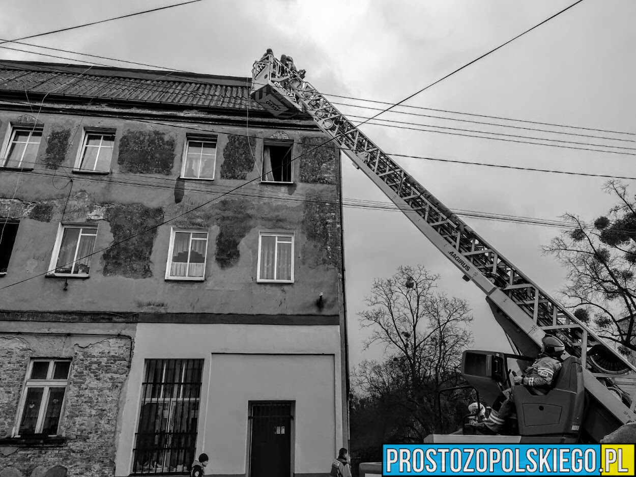 Pożar w Skorogoszczy. W mieszkaniu ujawniono zwęglone zwłoki mężczyzny. (Wideo+Foto)