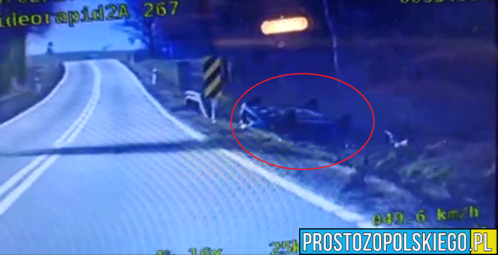 Policyjny wideorejestrator nagrał moment dachowania samochodu, w którym jechała 40-latka z dwójką dzieci.(Wideo)