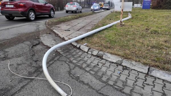 Kierujący Fordem wjechał w dwie uliczne latarnie na ul. Oleskiej w Opolu.(Wideo)