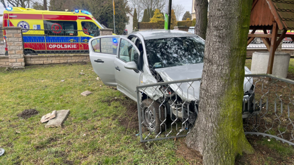 79-latek zasłabł za kierownicą i wjechał w ogrodzenie kościoła.(Zdjęcia)