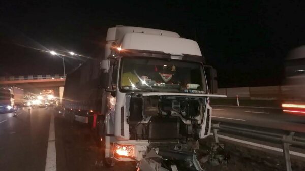 Samochód ciężarowy wjechał w bariery na autostradzie A4.(Zdjęcia)