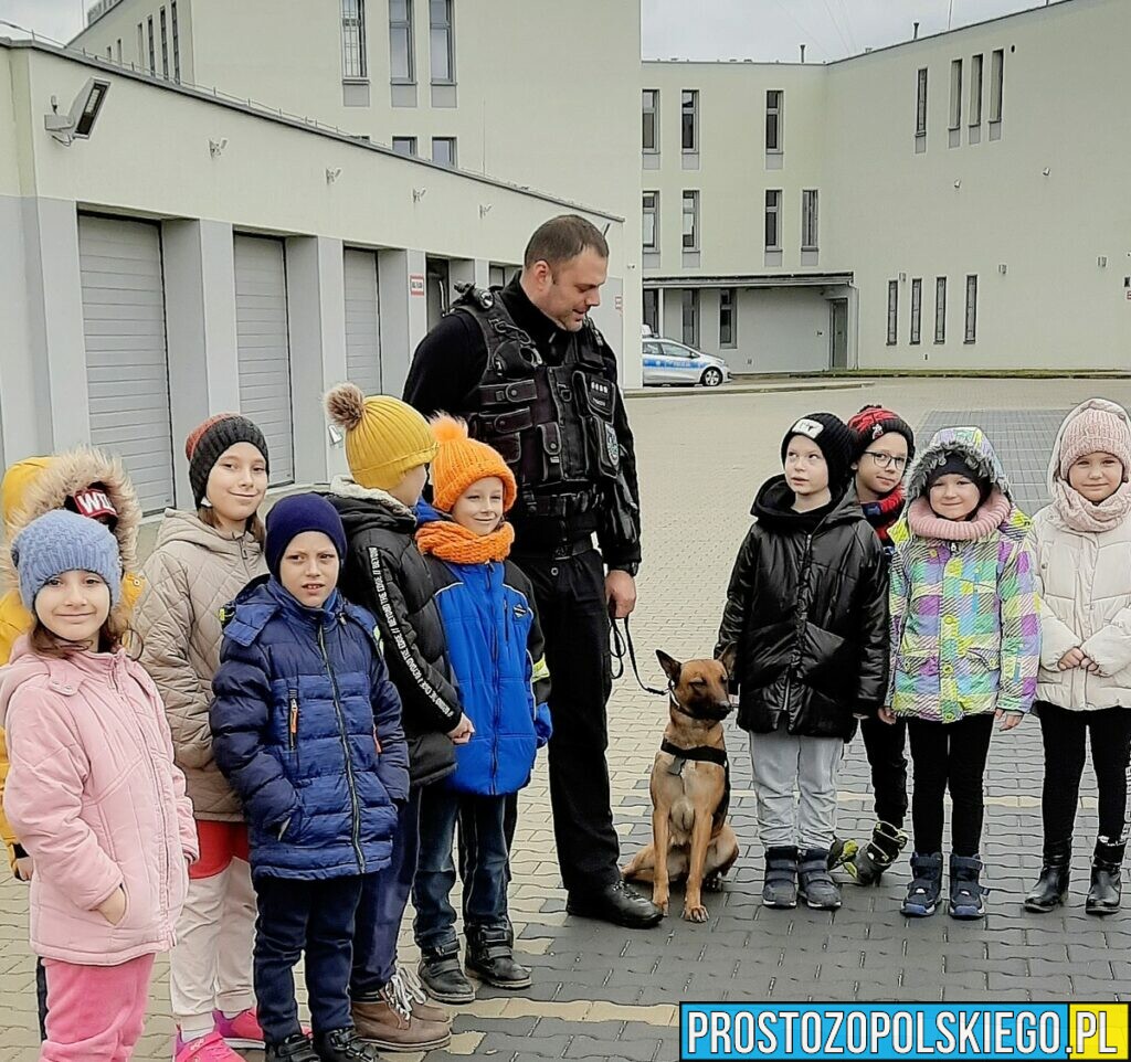 Mali goście z wizytą w komendzie policji w Krapkowicach.(Zdjęcia)