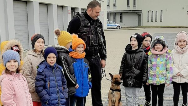 Mali goście z wizytą w komendzie policji w Krapkowicach.(Zdjęcia)