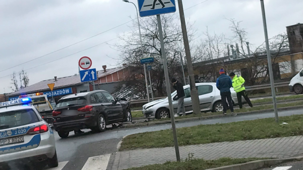 Zderzenie trzech samochodów na skrzyżowaniu ulic Armii Krajowej i Fabrycznej w Opolu.(Zdjęcia)