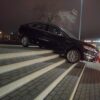 Ford zawisł na schodach przy Stegu Arenie w Opolu. Potrzebna była pomoc drogowa.(Wideo)