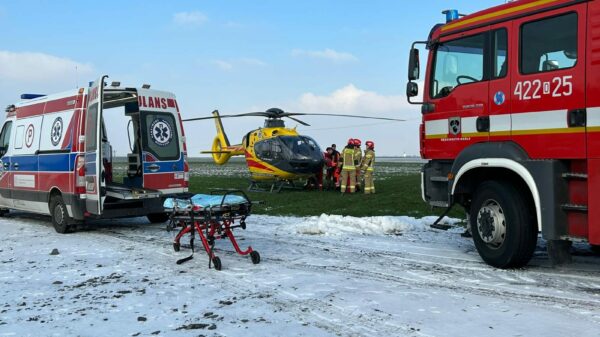 Pożar w Borzysławicach. Policjanci, narażając własne życie, ruszyli na ratunek zaczadzonym mieszkańcom domu.