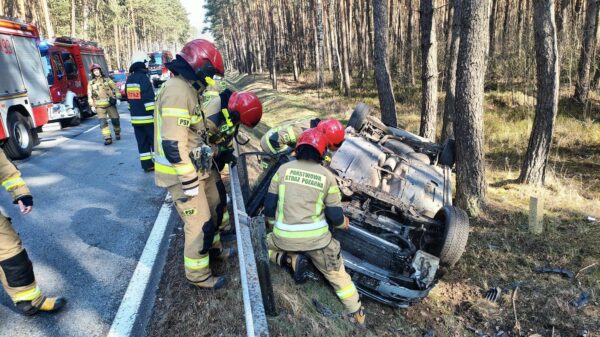 Dachowanie auta na DK45 na trasie Opole-Kluczbork w miejscowości Jasnienie.(Zdjęcia)