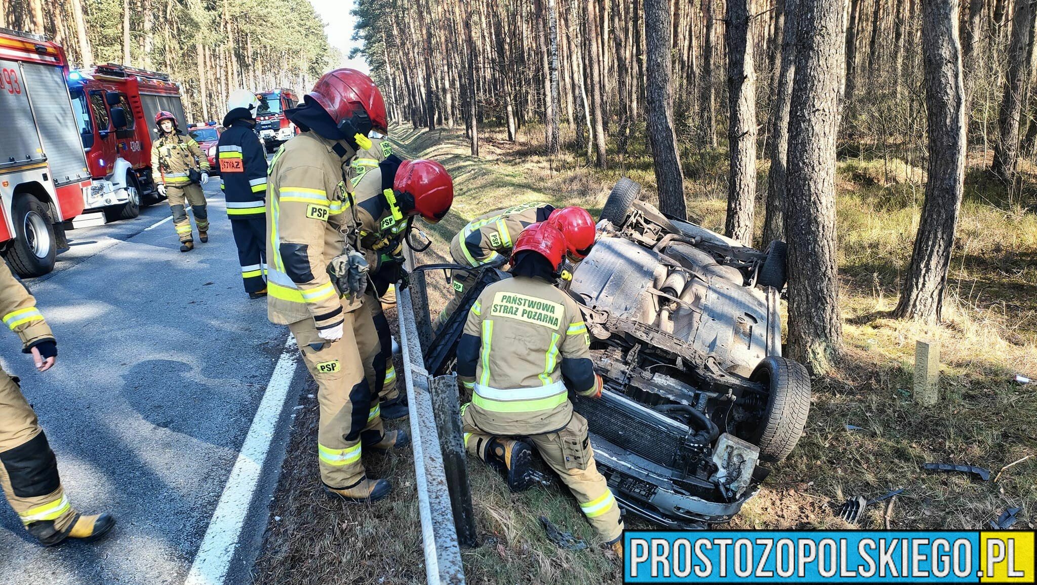Dachowanie auta na DK45 na trasie Opole-Kluczbork w miejscowości Jasnienie.(Zdjęcia)