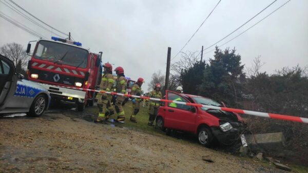 Chrząstowice samochód uderzył w ogrodzenie. Jedna osoba została poszkodowana zabrana do szpitala.(Wideo)