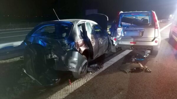 Wypadek na autostradzie A4.Doszło tam do zderzenia dwóch samochodów osobowych i busa.(Zdjęcia)