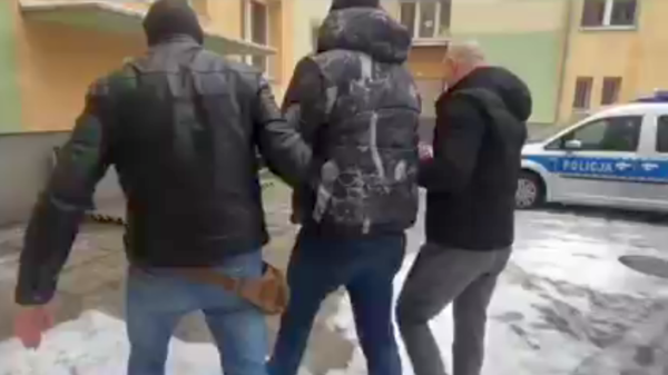 Policjanci zatrzymali podejrzanego o potracenie rodziny z dzieckiem na pasach w Kędzierzynie Koźlu.(Wideo)