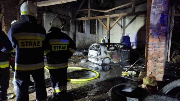 Sprawca potrącenia 3 osób z Koźla podpalił swoje auto w Cisku, zacierając ślady zdarzenia . Policjanci ustalają wszystkie okoliczności.