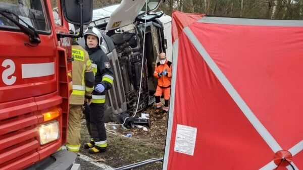 Ciężarówka w rowie na DK39 w Raciszowie. Na miejscu lądował LPR.(Zdjęcia)